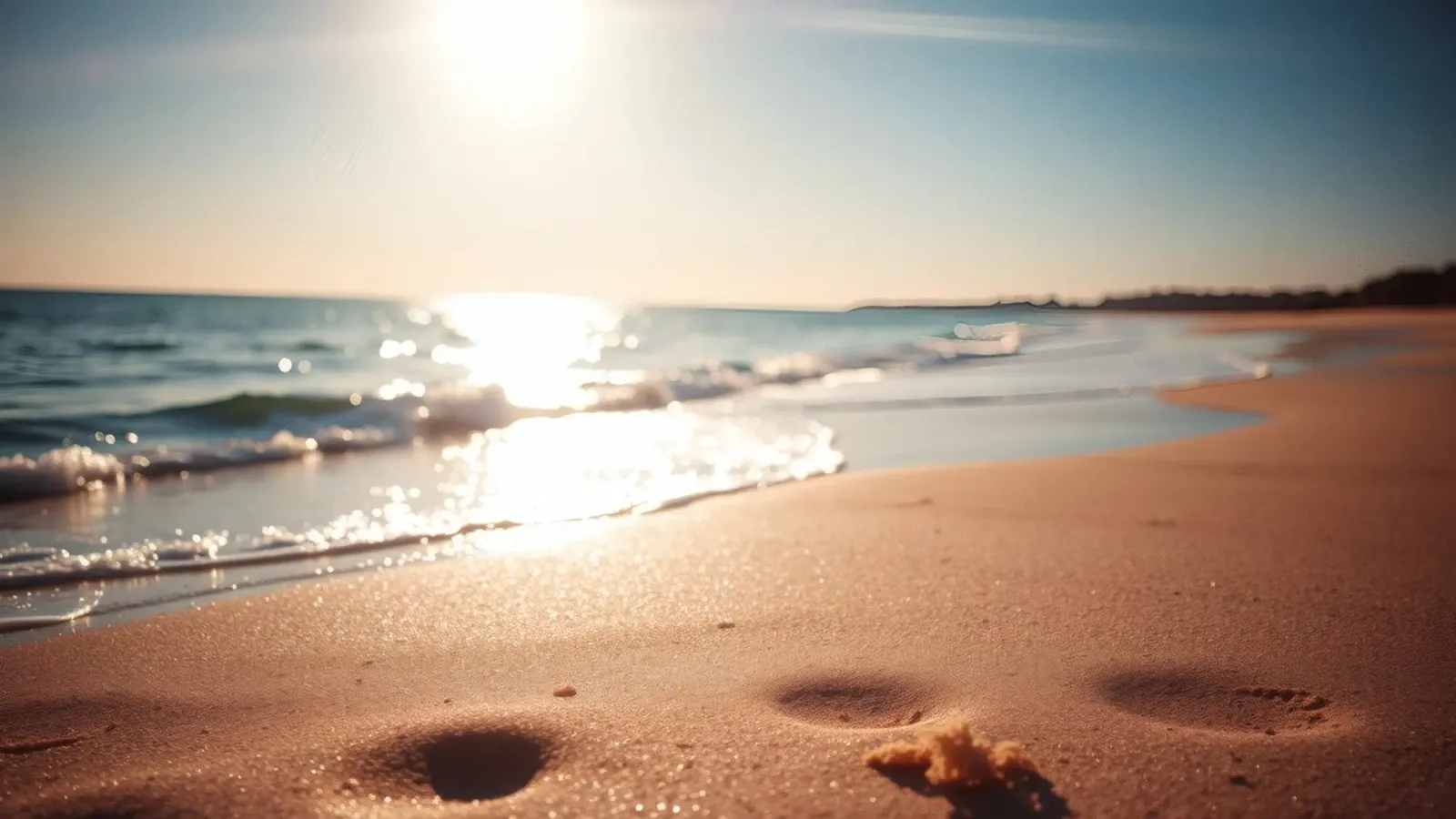 Zonsondergang over rustig strand met goudkleurig zand en zachte golven acryl van DesignDoodle