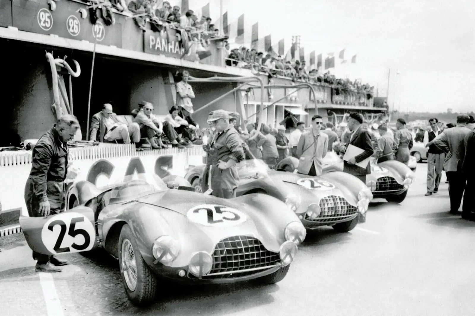 Aston Martin at Le Mans pellicola backlit da Gallery Print and Art Limited
