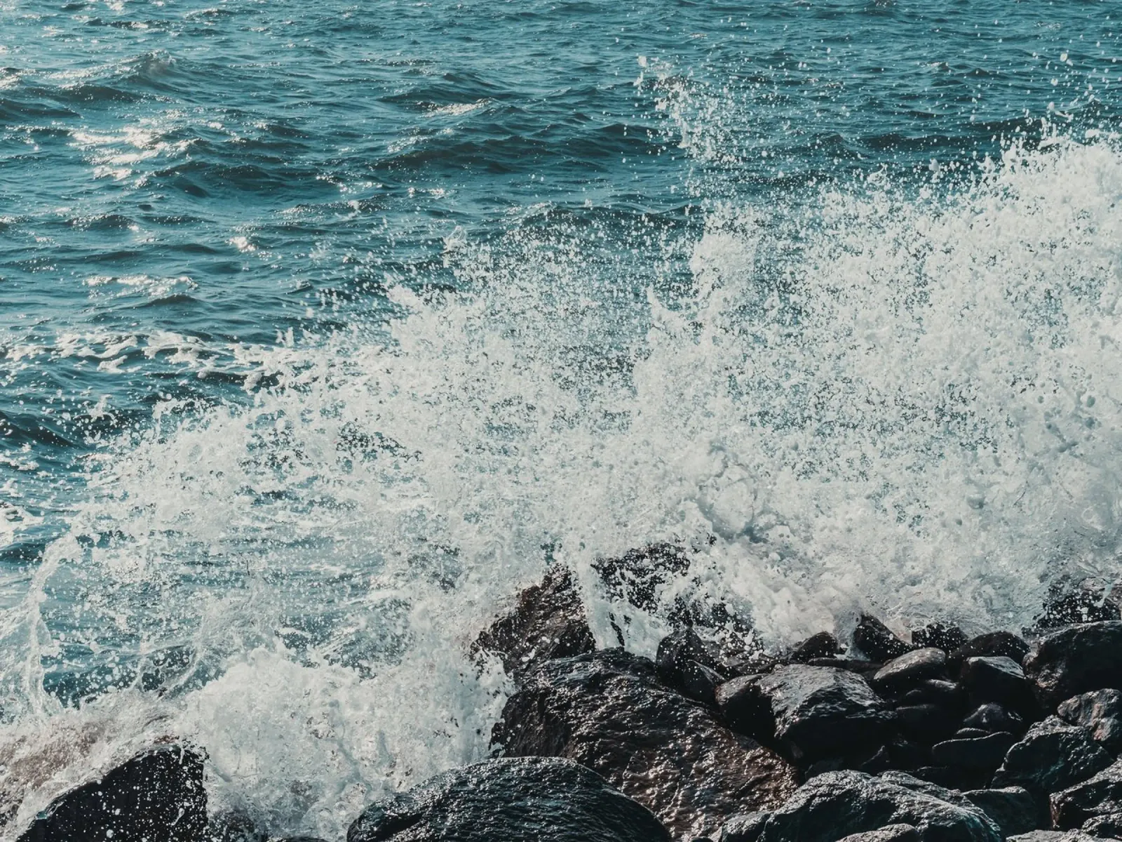Spruzzi d'onda sulle rocce alluminio dibond da PhotoVibe Decor