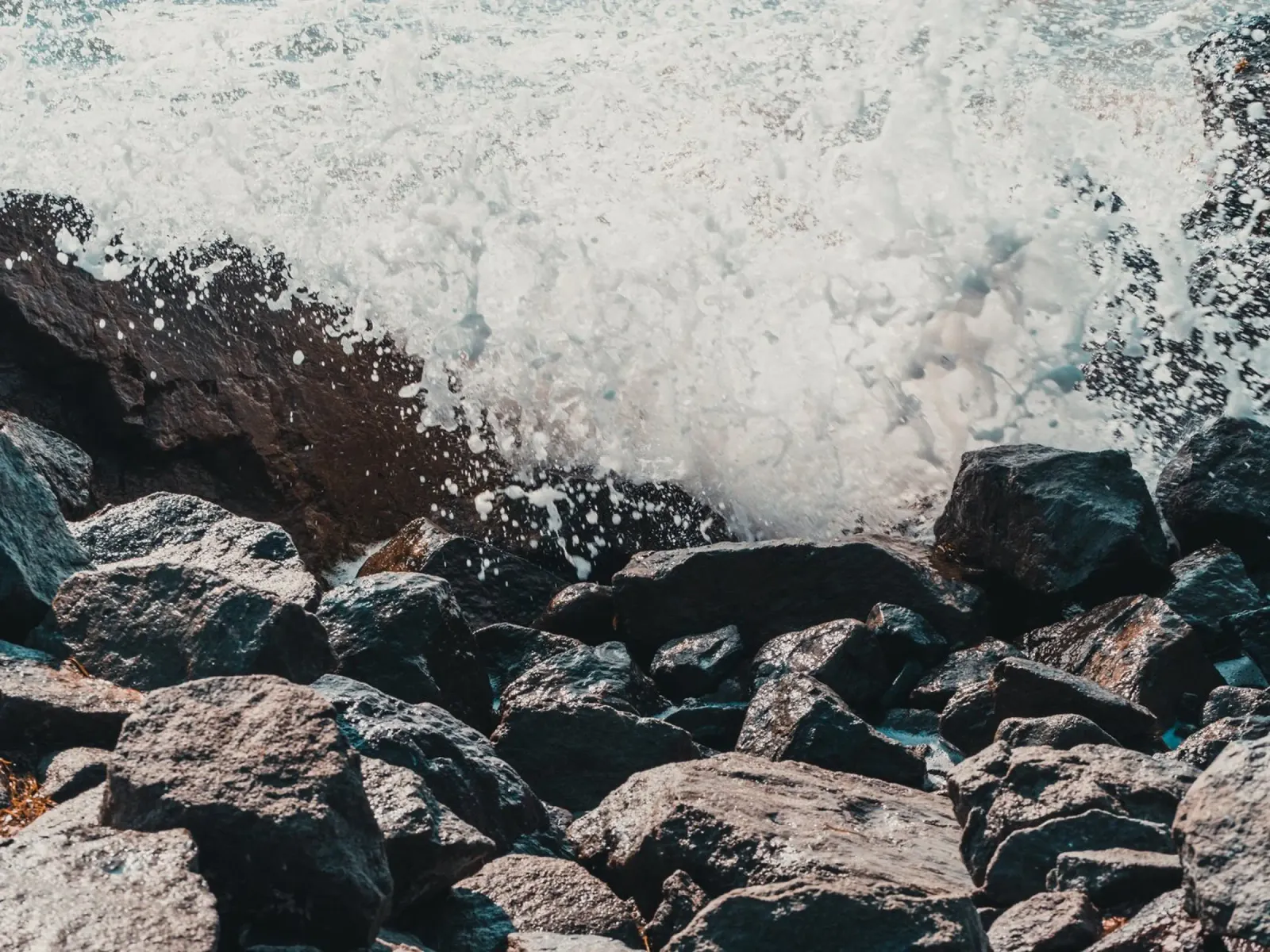 Spruzzi d'onda sulle rocce alluminio dibond da PhotoVibe Decor