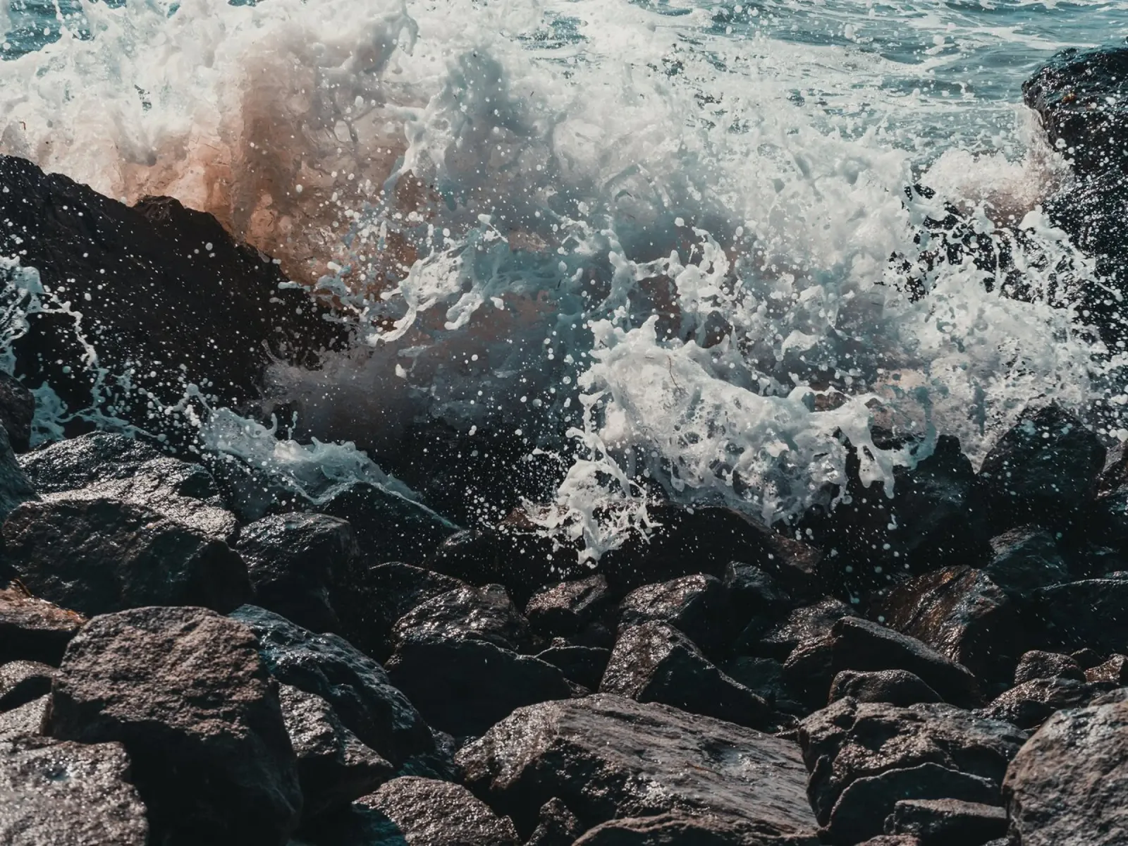 Spruzzi d'onda sulle rocce carta hahnemühle da PhotoVibe Decor