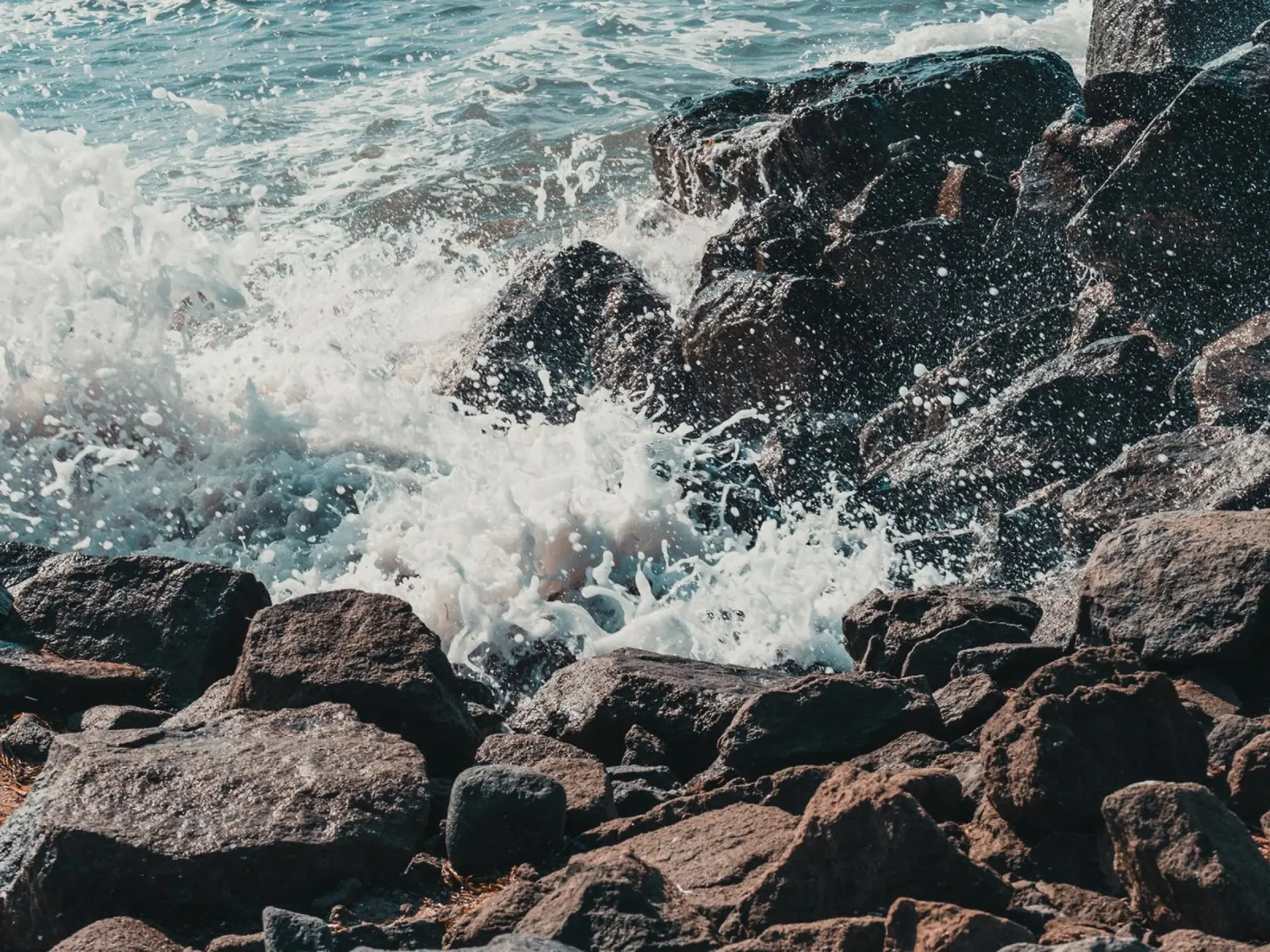 Spruzzi d'onda sulle rocce alluminio dibond da PhotoVibe Decor