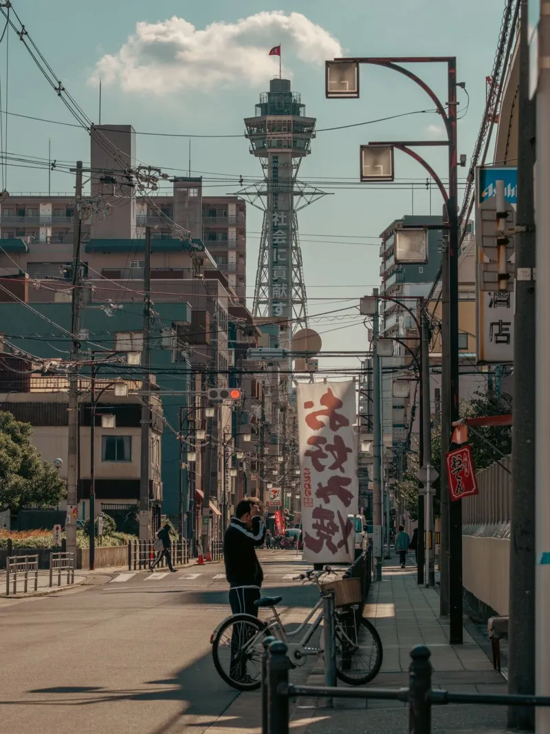 Scena di strada a Osaka pellicola backlit da Marcel Bisig