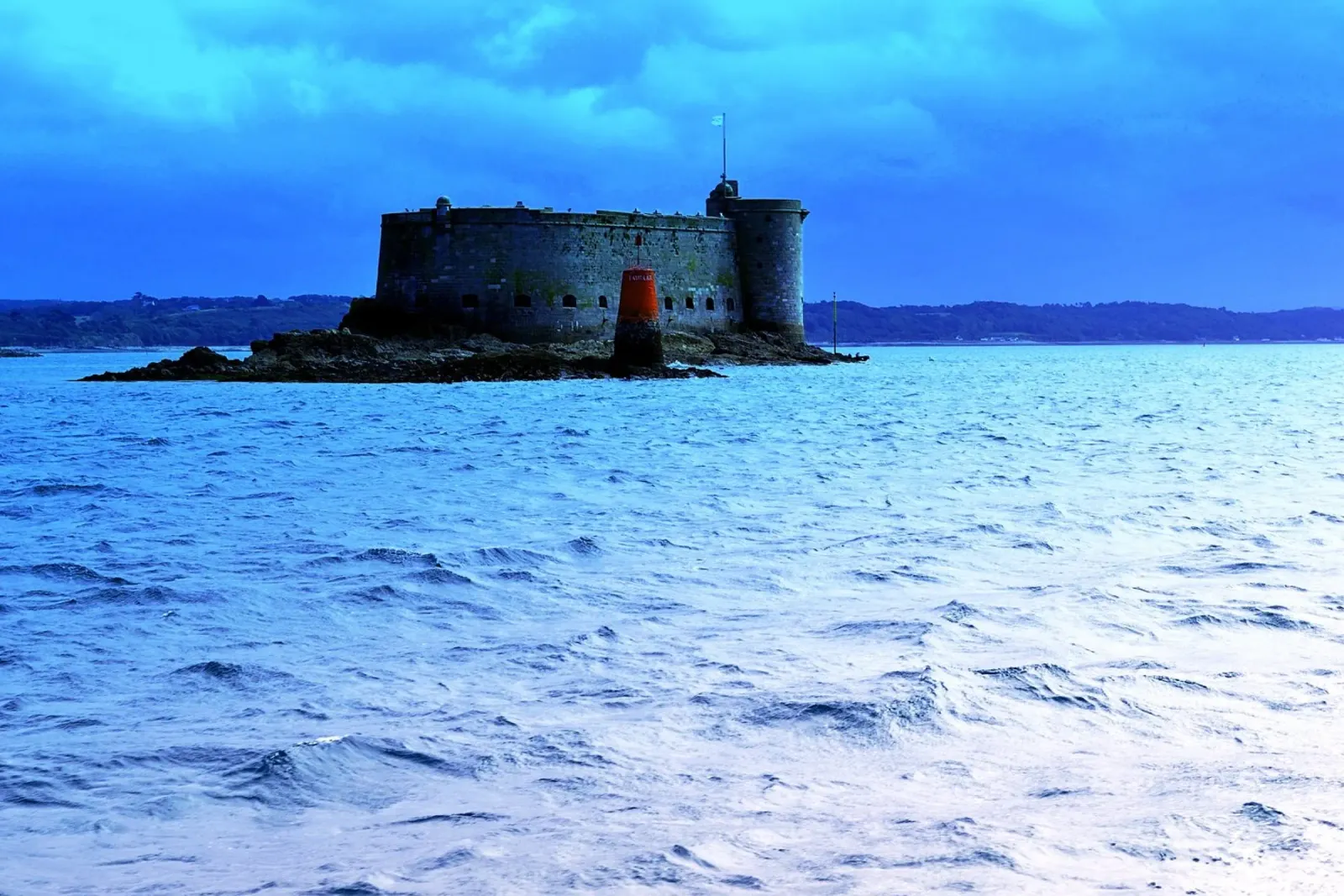 FAA228 CHATEAU DU TAUREAU MORLAIX FRANCIA pellicola backlit da Thierry vobmann photography