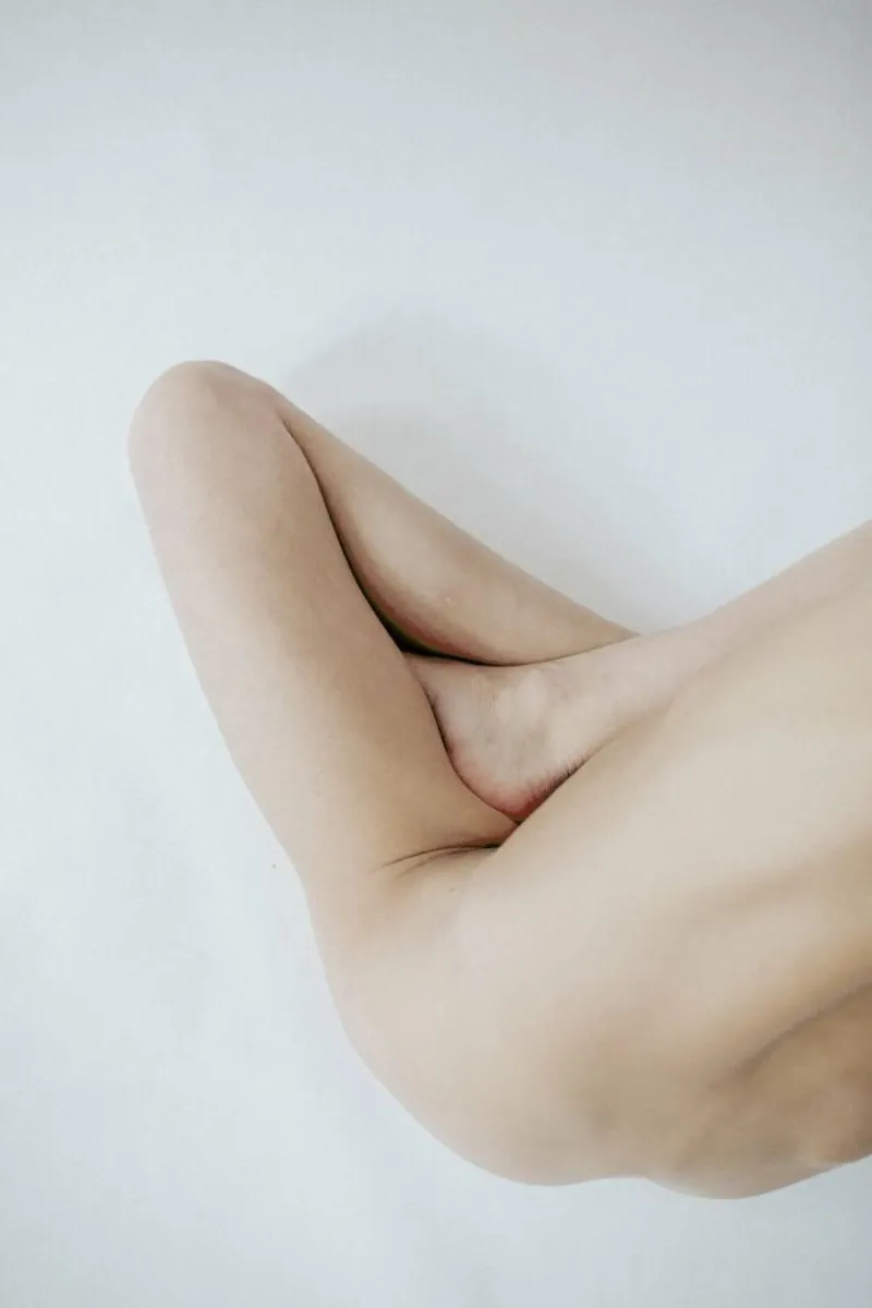 Body Studies Triangle pellicola backlit da Chris Abatzis