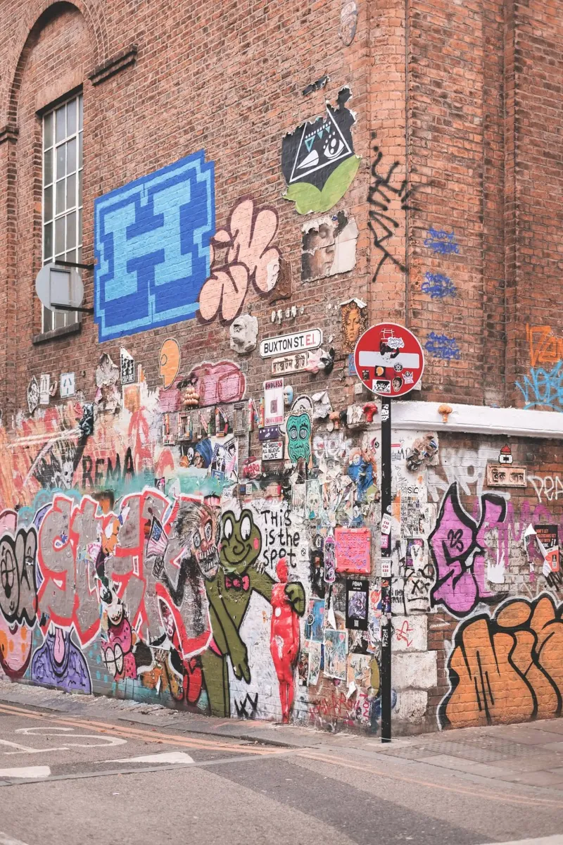 Londra, Inghilterra I Graffiti colorati di street art Shoreditch pellicola backlit da Julie Travel Photography