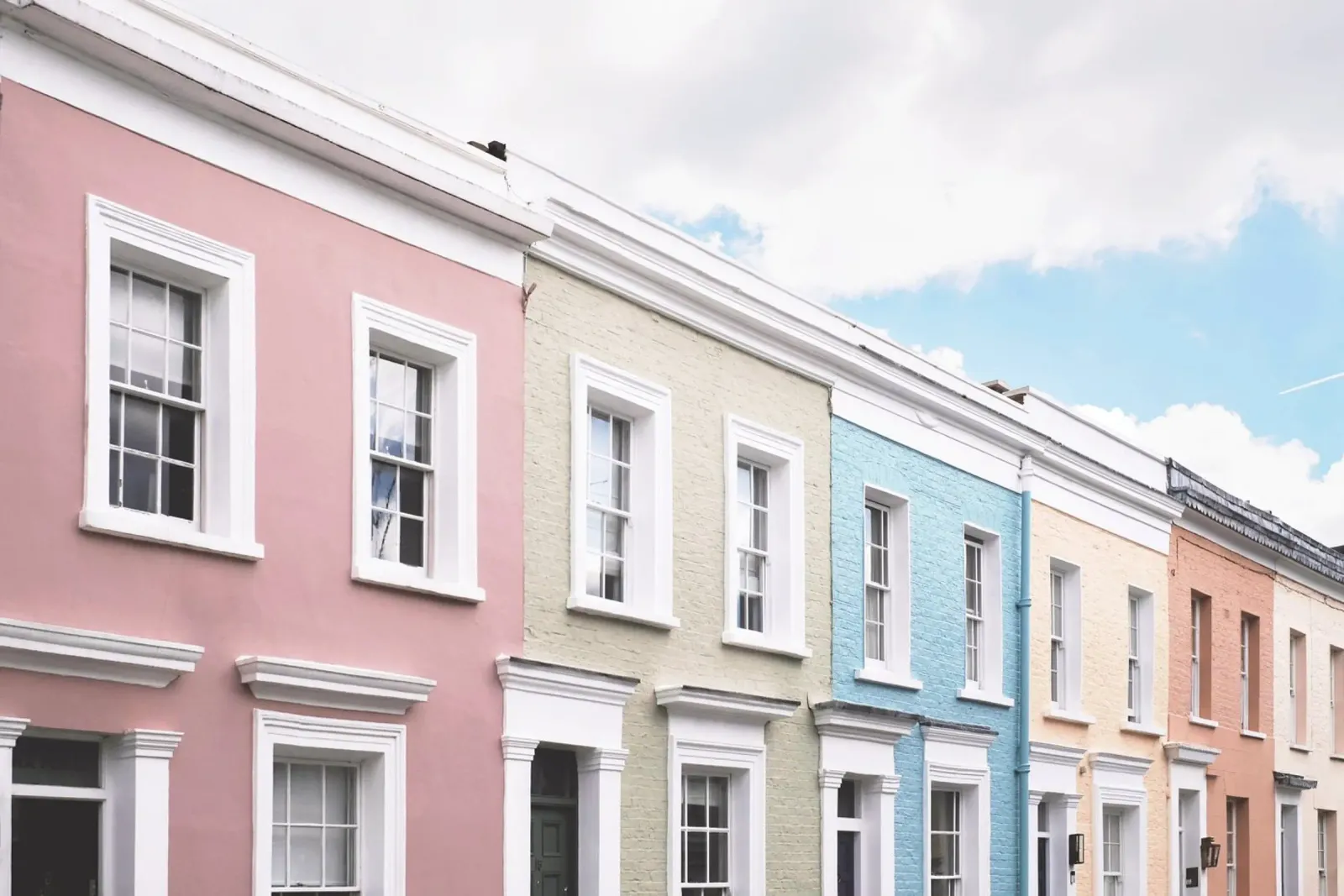 Londra, Inghilterra I Facciate di case dai colori pastello pellicola backlit da Julie Travel Photography