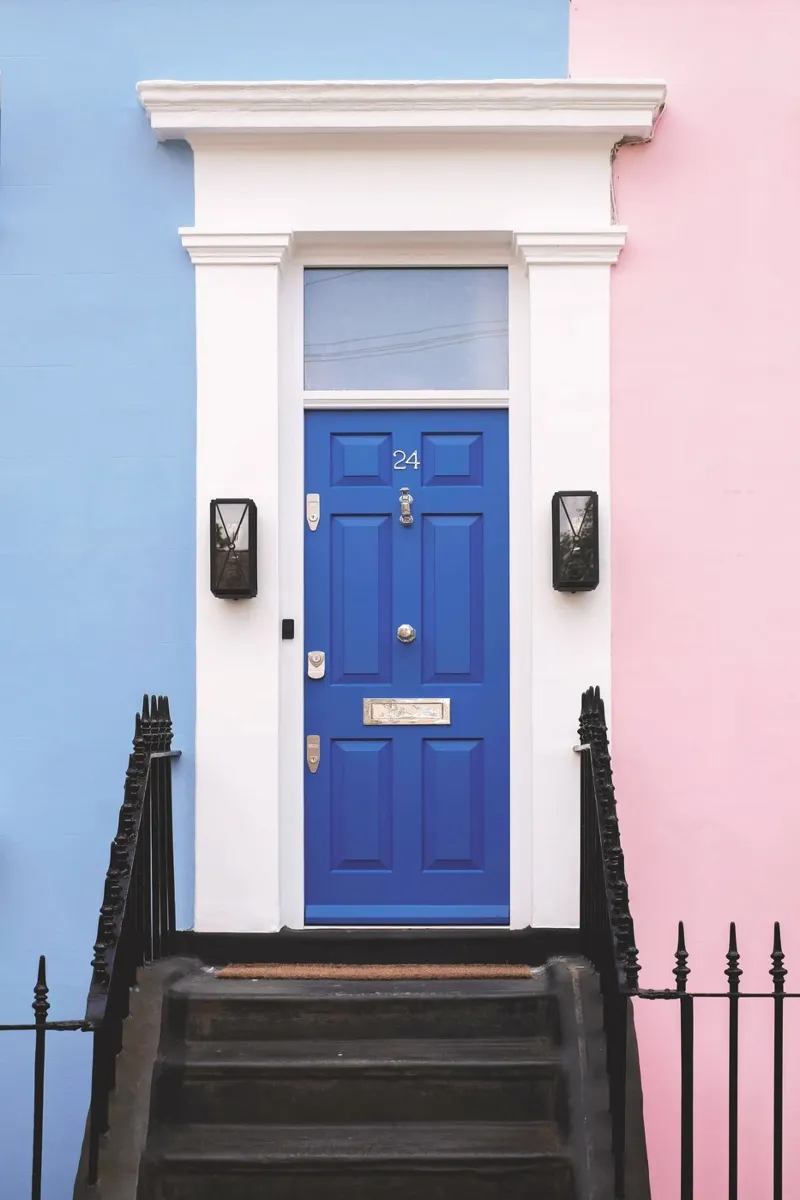 Londra, Inghilterra I Porta rosa pastello blu a Notting Hill pellicola backlit da Julie Travel Photography
