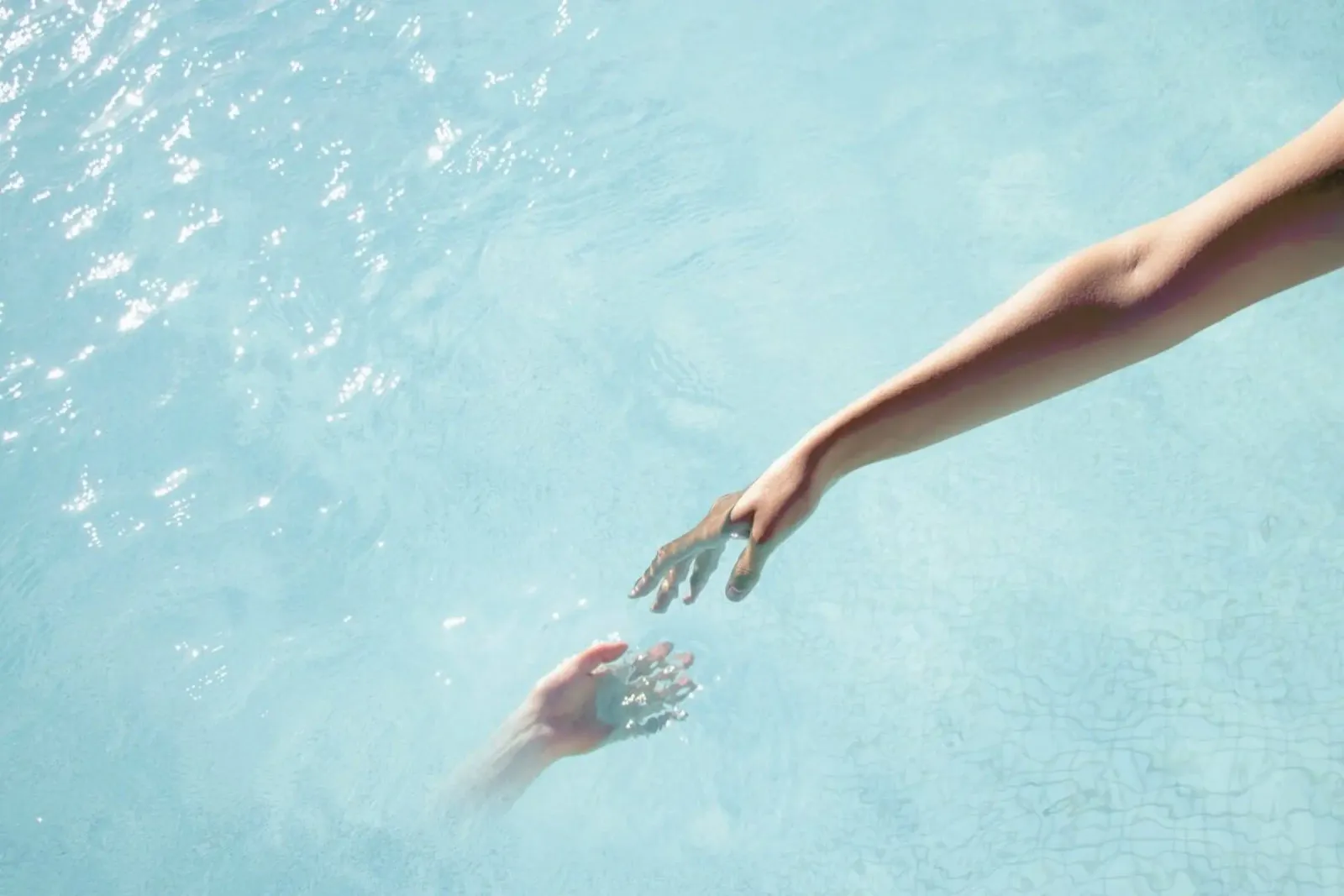 Scintillio dell'acqua - Tocco delle mani surreali pellicola backlit da Ingrid Beddoes