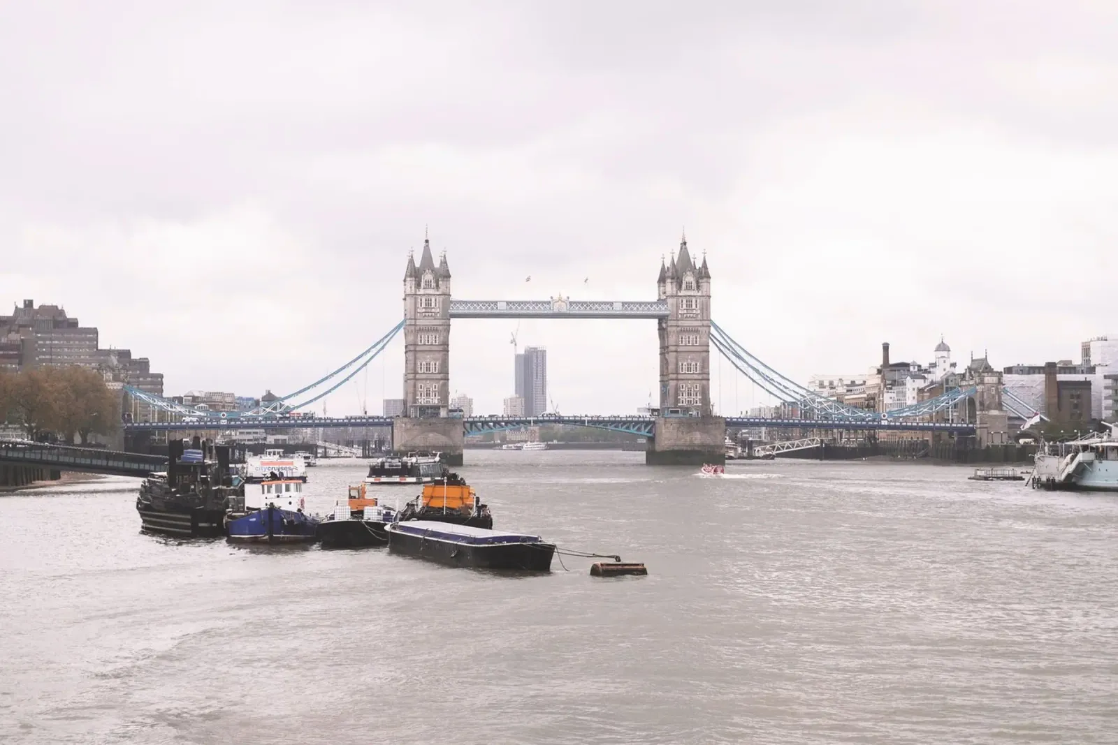 Londra, Inghilterra I Vista dello skyline del Tower Bridge pellicola backlit da Julie Travel Photography