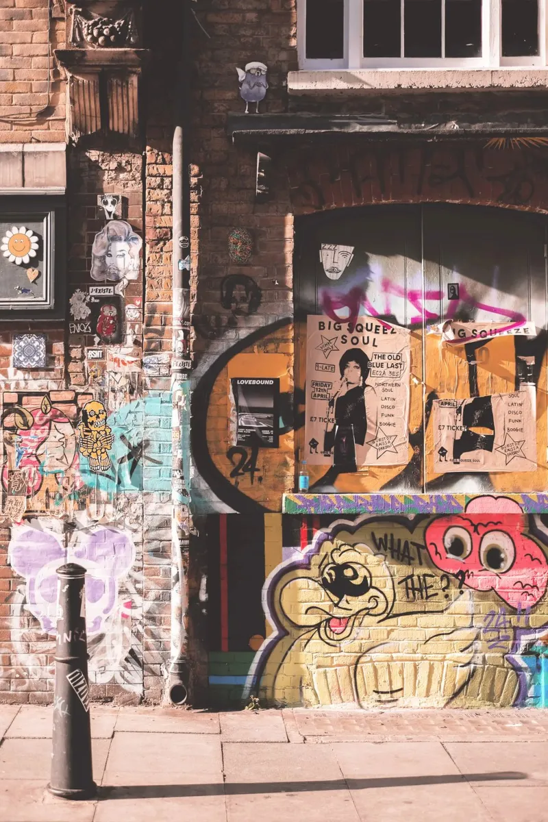 Londra, Inghilterra I Muro di mattoni colorati a Shoreditch pellicola backlit da Julie Travel Photography