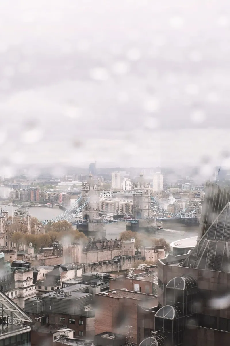 Londra, Inghilterra I Tower Bridge e il Tamigi sotto la pioggia pellicola backlit da Julie Travel Photography
