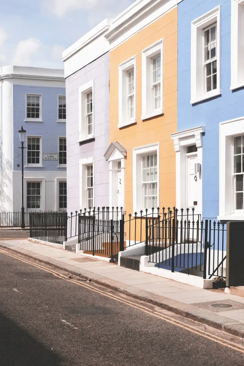 Londra, Inghilterra I Street a Notting Hill e case colorate pellicola backlit da Julie Travel Photography