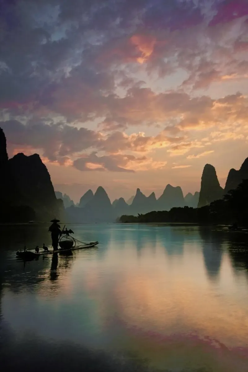 Li River Sunrise - Yan Zhang poster con telaio in legno da Pictufy