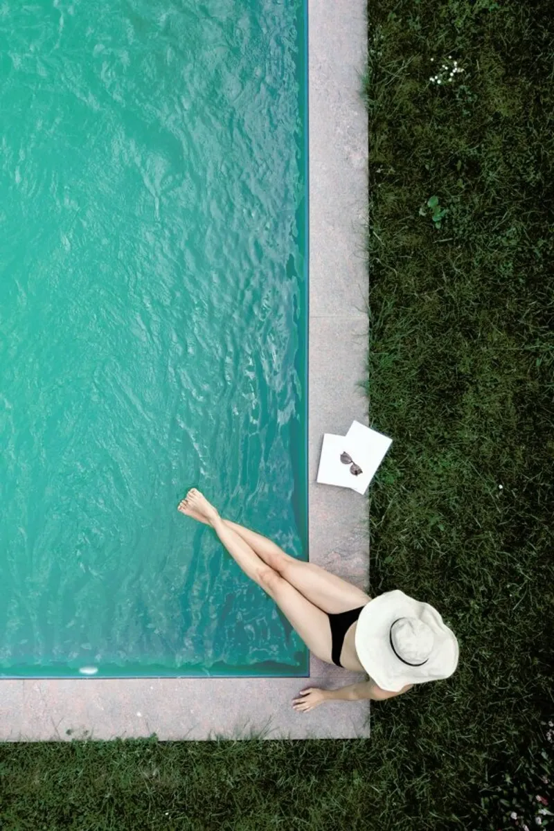 Summer at the Pool pellicola backlit da Studio Nahili