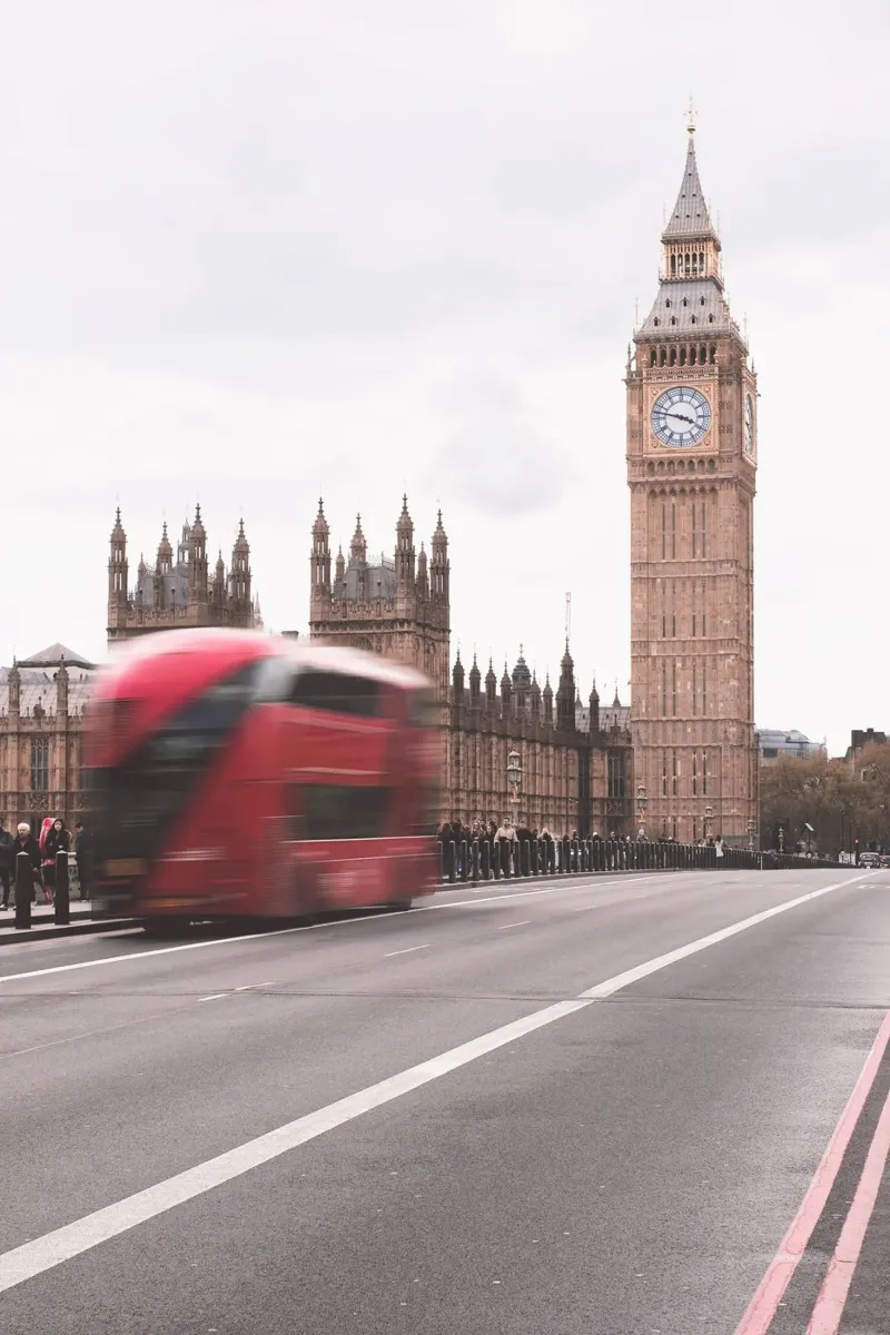 Londra, Inghilterra I Big Ben e un autobus rosso in movimento pellicola backlit da Julie Travel Photography