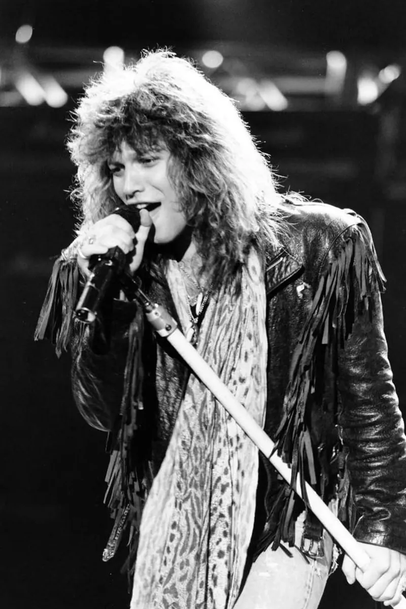 Bon Jovi best perform pellicola backlit da avissta