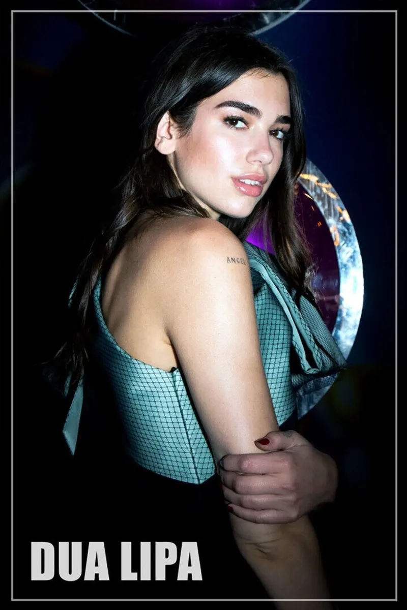 Dua Lipa very beautiful Poster mit Kunststoffrahmen von avissta