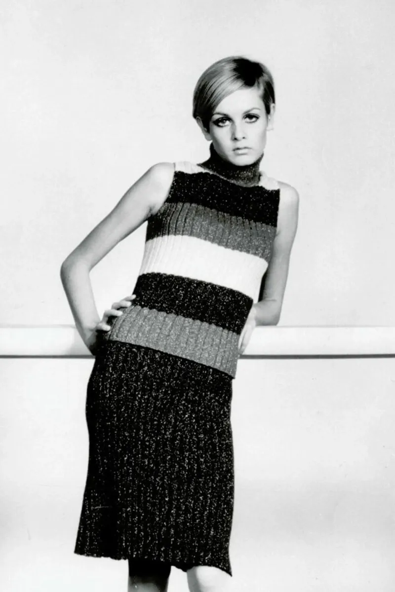 Twiggy in a knitted suit plexiglass da Gallery Print and Art Limited