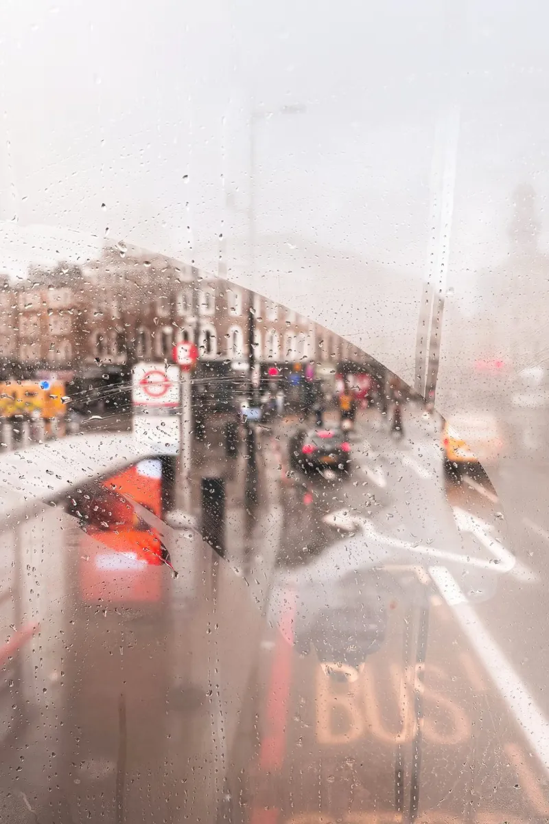 Londres, Angleterre I Rue pluvieuse vue depuis un bus rouge hahnemühle de Julie Travel Photography