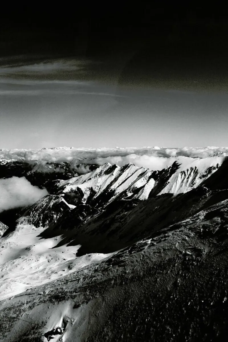Mountains II pellicola backlit da Sebastian Hilgetag