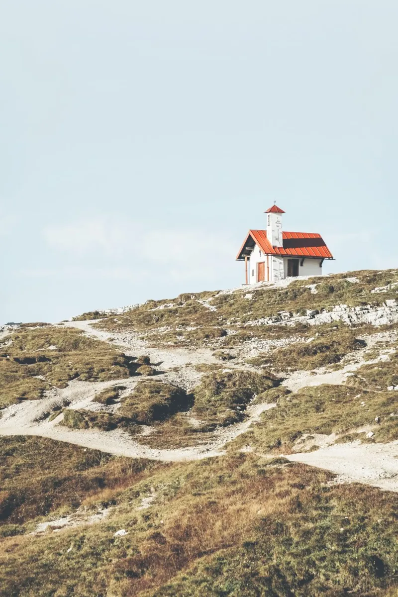 Dolomieten, Italië I De kleine kerkkapel in Tre Cime canvas met Baklijst van Julie Travel Photography