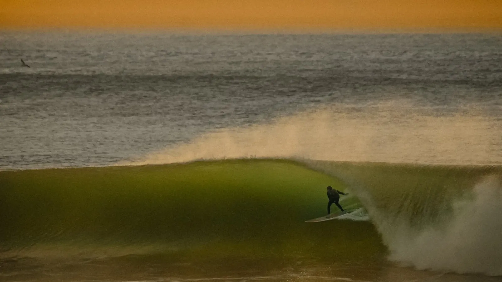 Golden Glide - fotografia retro di surf al tramonto sulla costa poster con telaio in legno da Barefoot Visuals