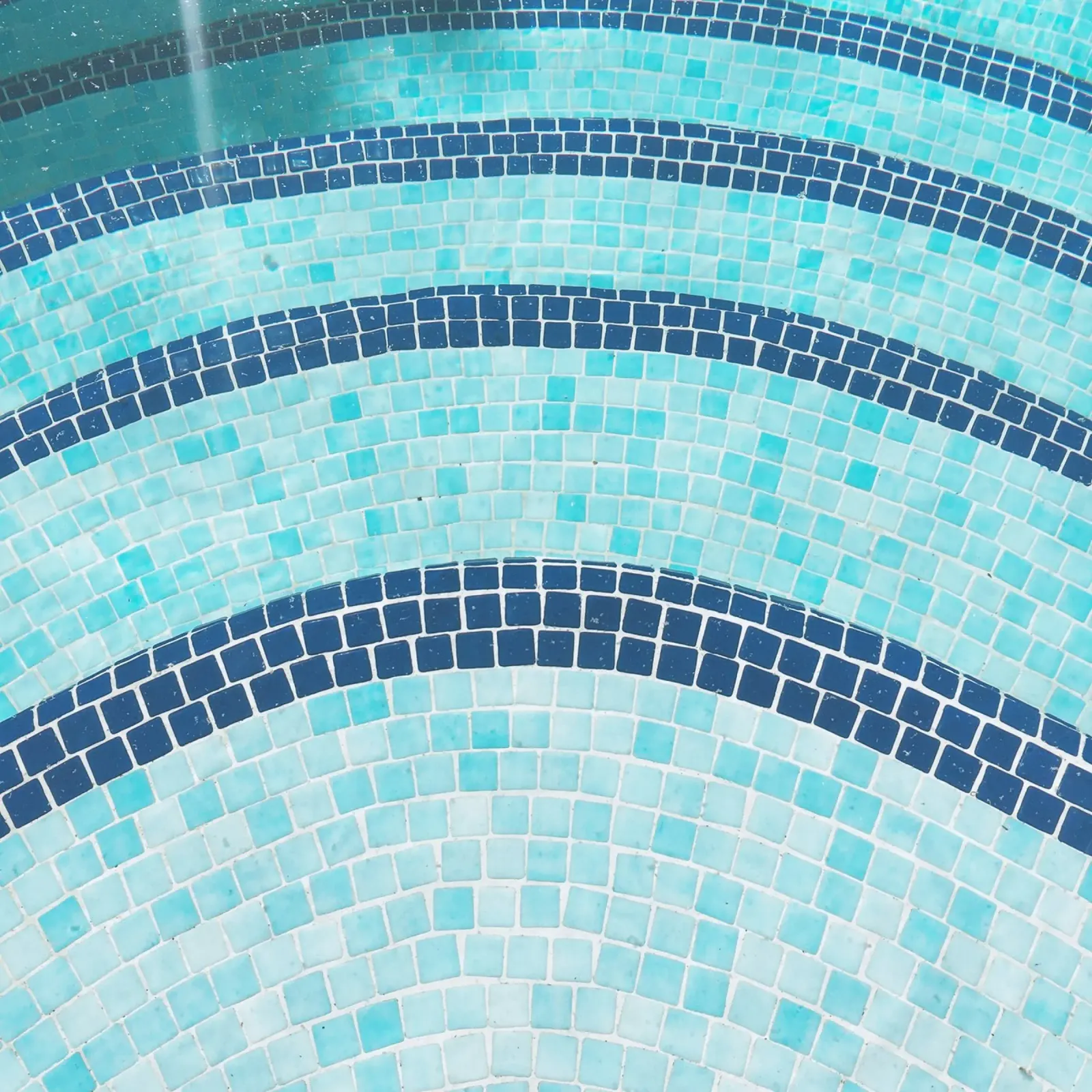 Piscina X pellicola backlit da Cassia Beck Photography