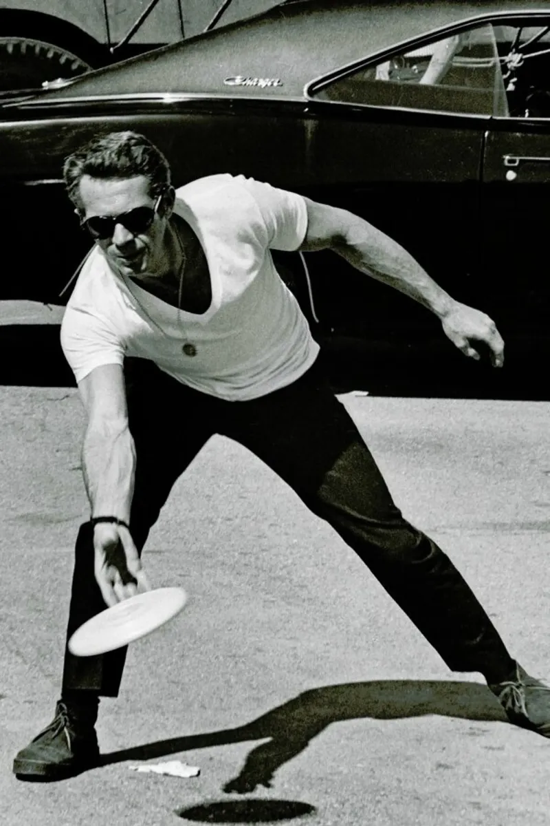 Steve McQueen Playing Frisbee pellicola backlit da Gallery Print and Art Limited
