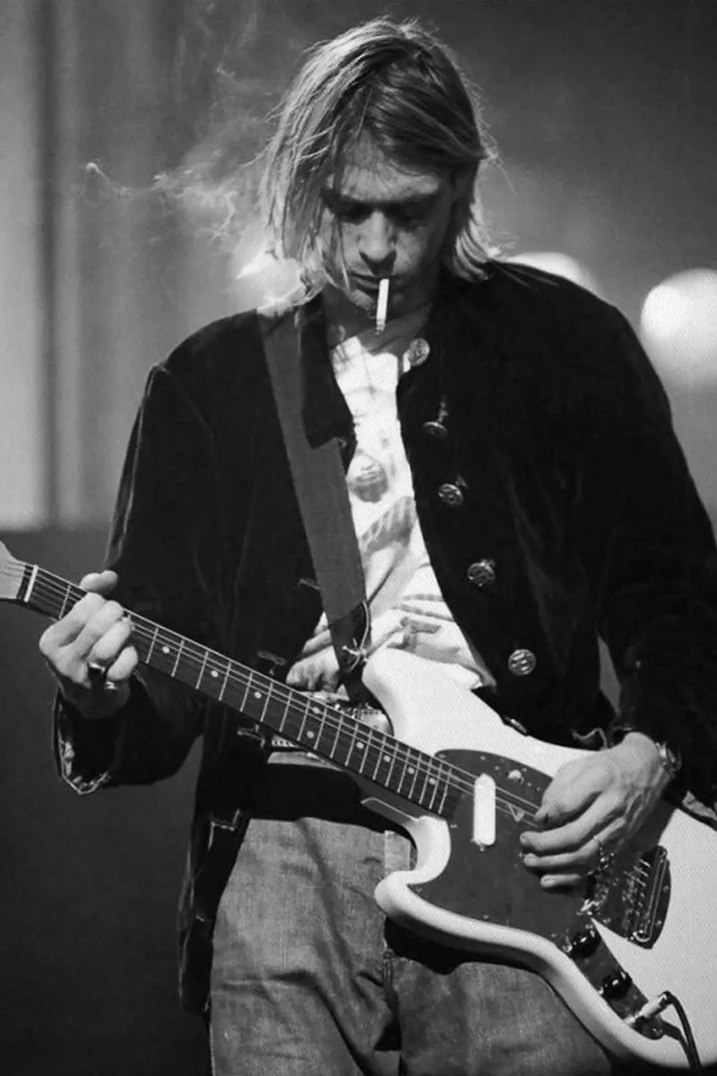 Kurt Cobain perform with smoking - NIRVANA poster da avissta