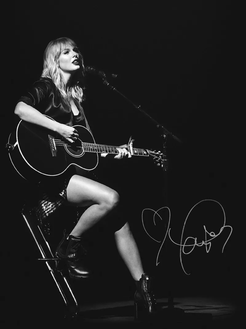 Taylor Swift perform with guitar alluminio dibond da avissta