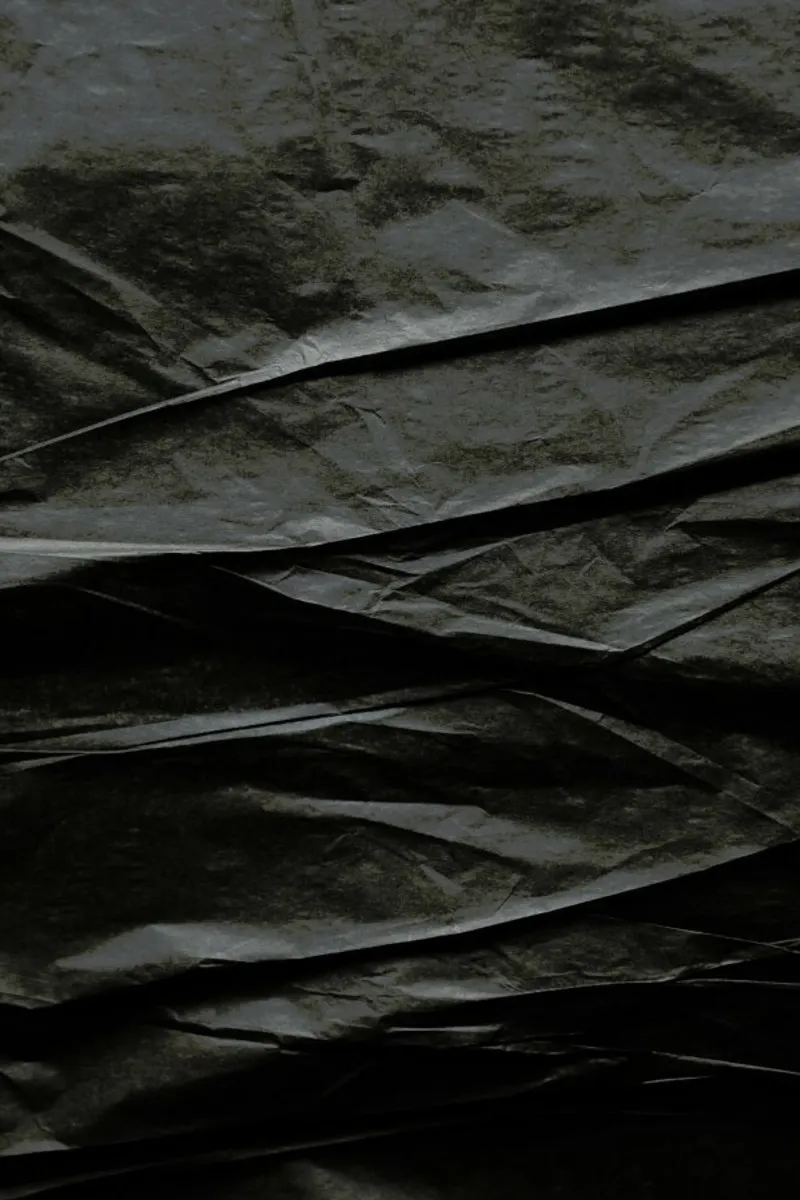Black Paper Mountains pellicola backlit da Studio Nahili