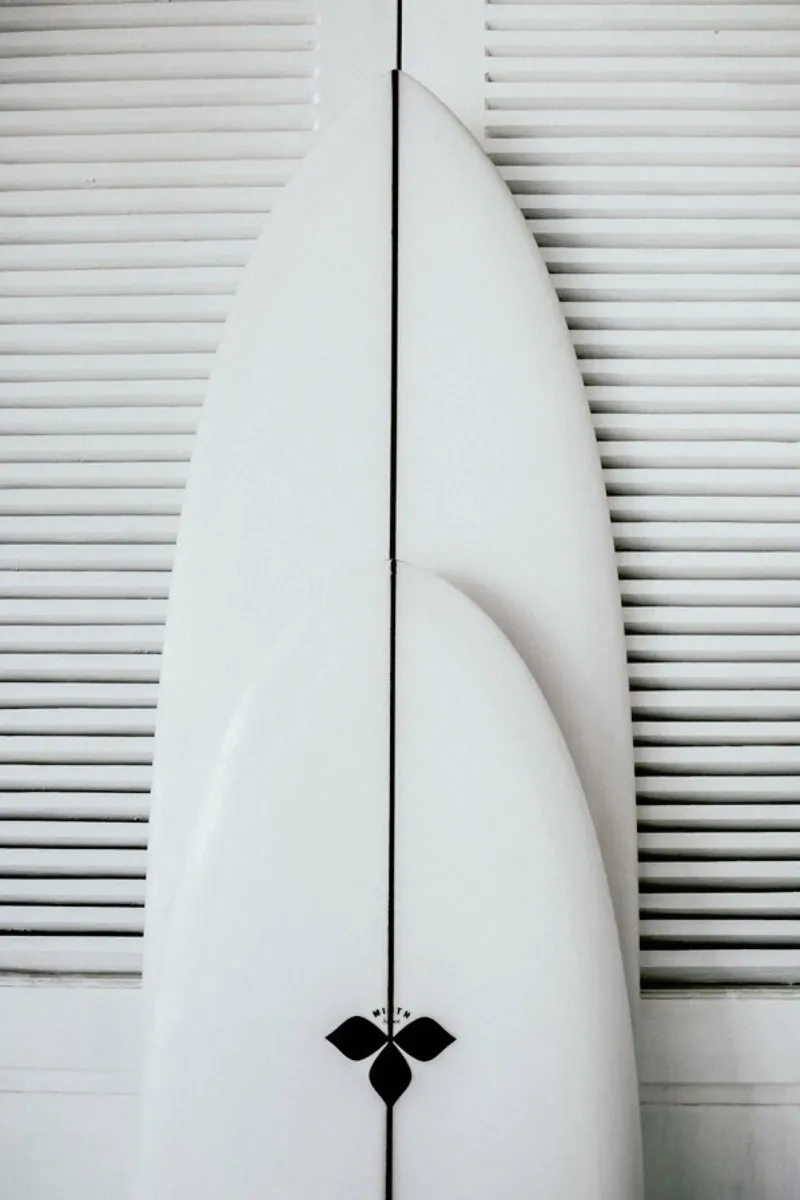 Beach Surf Board Symmetrie poster con telaio in alluminio da Chris Abatzis