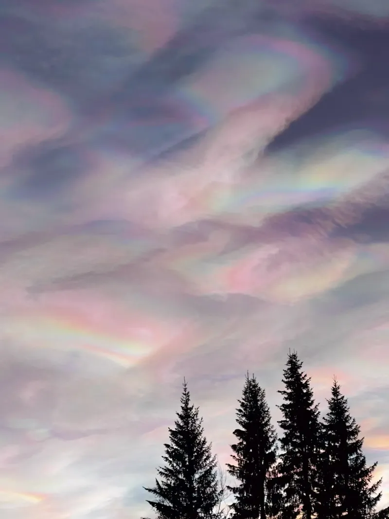 Mother of Pearl Clouds pellicola backlit da Framative
