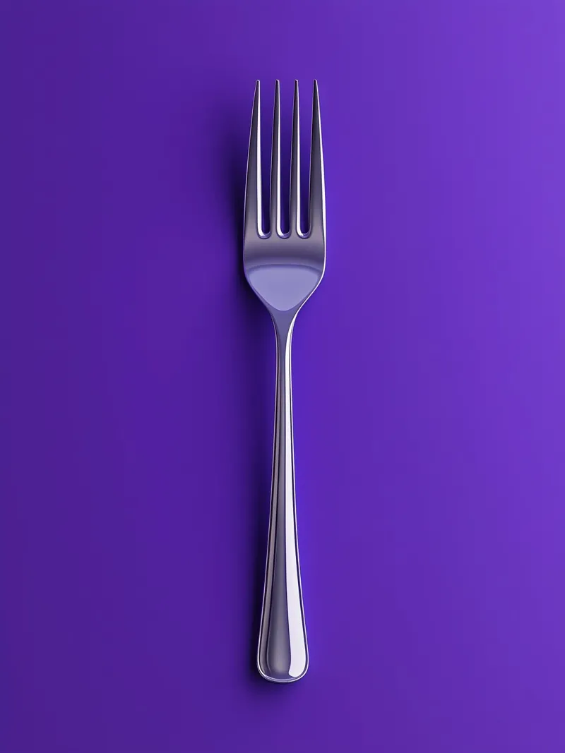 Forchetta d'argento su sfondo viola plexiglass da Spice & Style