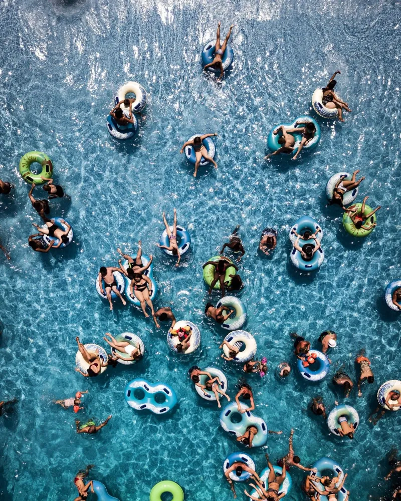 Pool Party poster con telaio in plastica da Framative