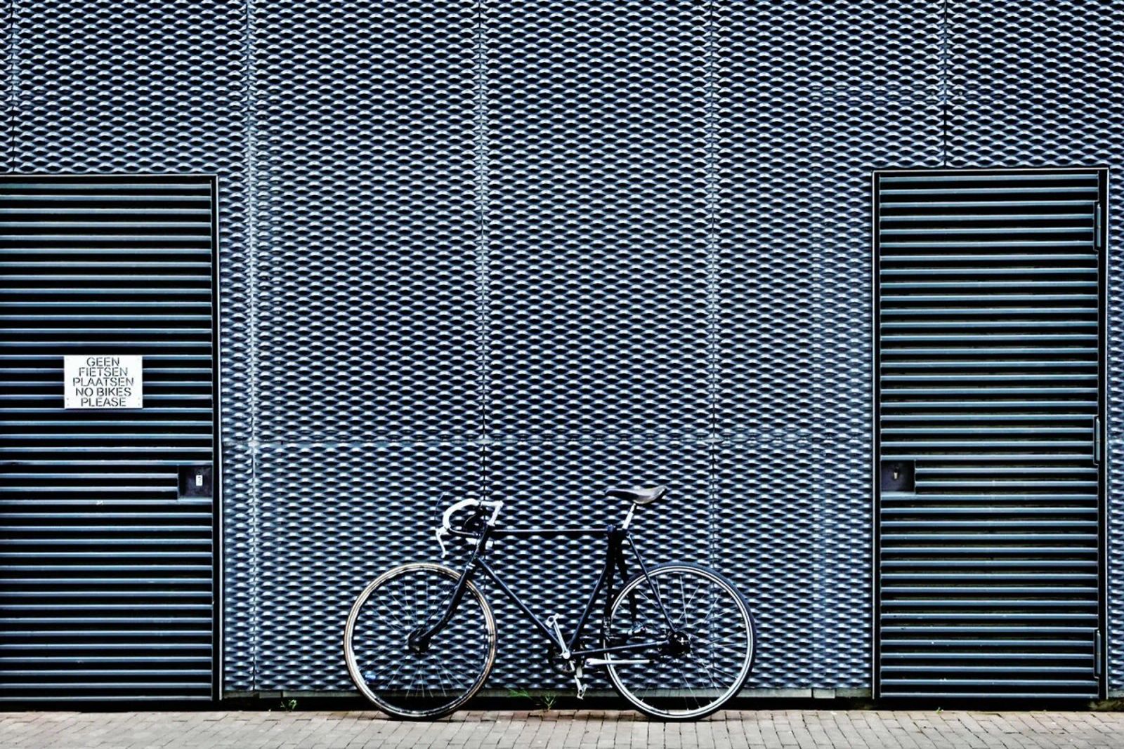 No Bikes Please Poster mit Kunststoffrahmen von Pictufy