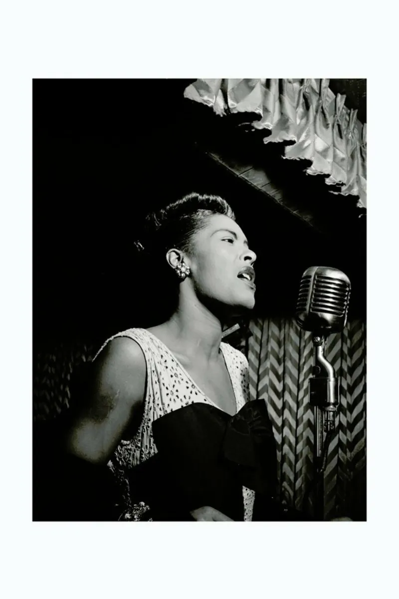 Billie Holiday, New York 1946 poster con telaio in legno da Gallery Print and Art Limited