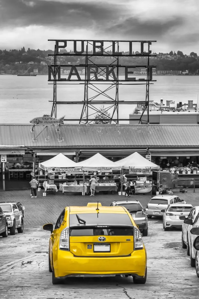 SEATTLE Scena del mercato di Pike Place | colourkey poster con telaio in legno da Melanie Viola