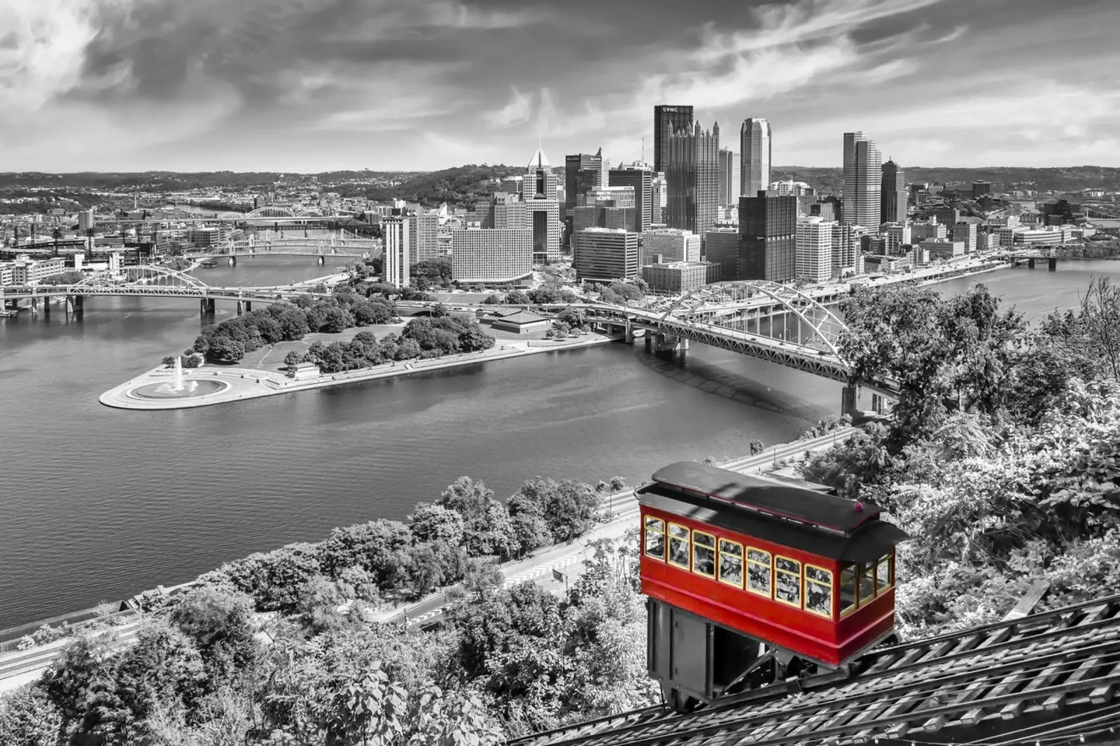 Imposante Pittsburgh Skyline con Duquesne Incline | colorkey pellicola backlit da Melanie Viola