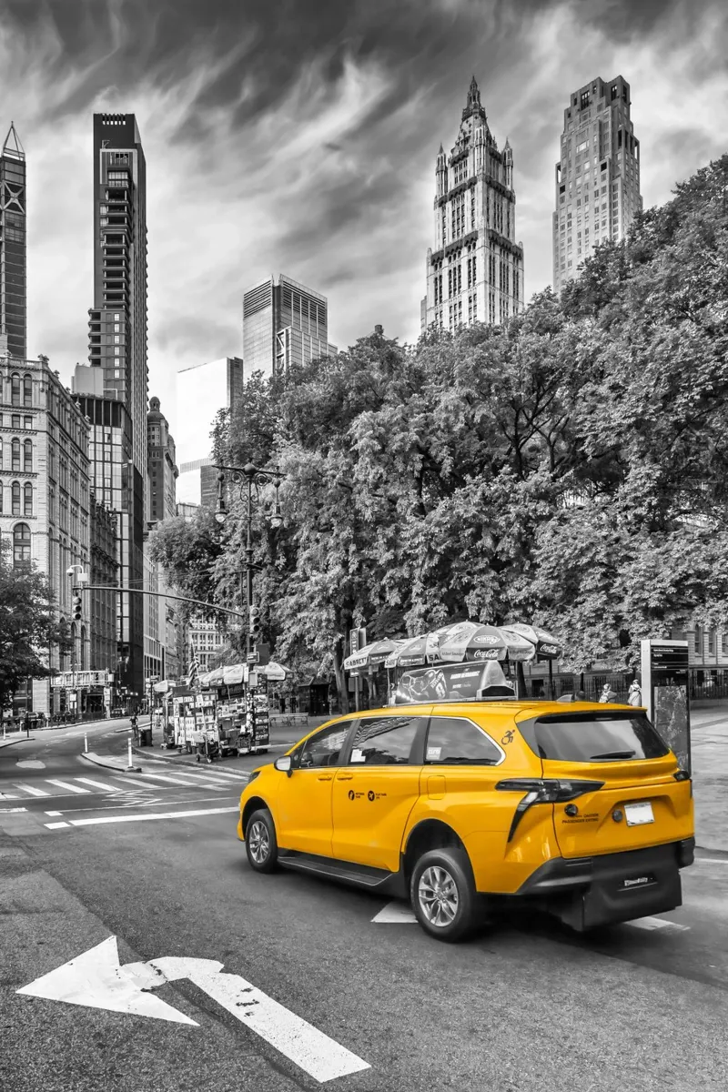Scena di strada di New York con il Woolworth Building | colourkey pellicola backlit da Melanie Viola