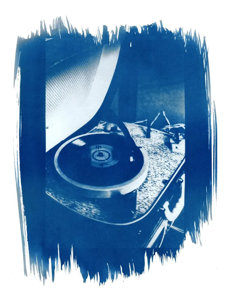 Lettore di dischi in vinile vintage in cianotipia pellicola backlit da Kim Hubball Studio