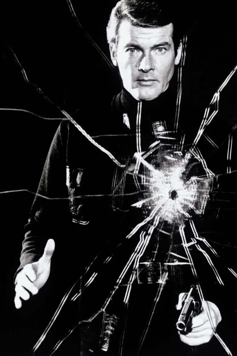 Roger Moore in  'Live and Let Die' pellicola backlit da Gallery Print and Art Limited