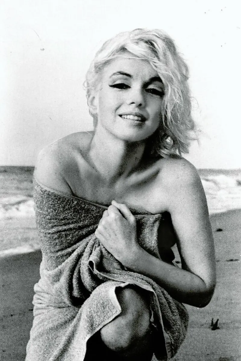 Marilyn Monroe on the sea shore poster con telaio in legno da Gallery Print and Art Limited