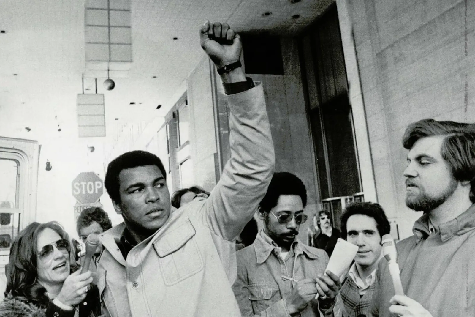 Muhammad Ali raises his Fist pellicola backlit da Gallery Print and Art Limited