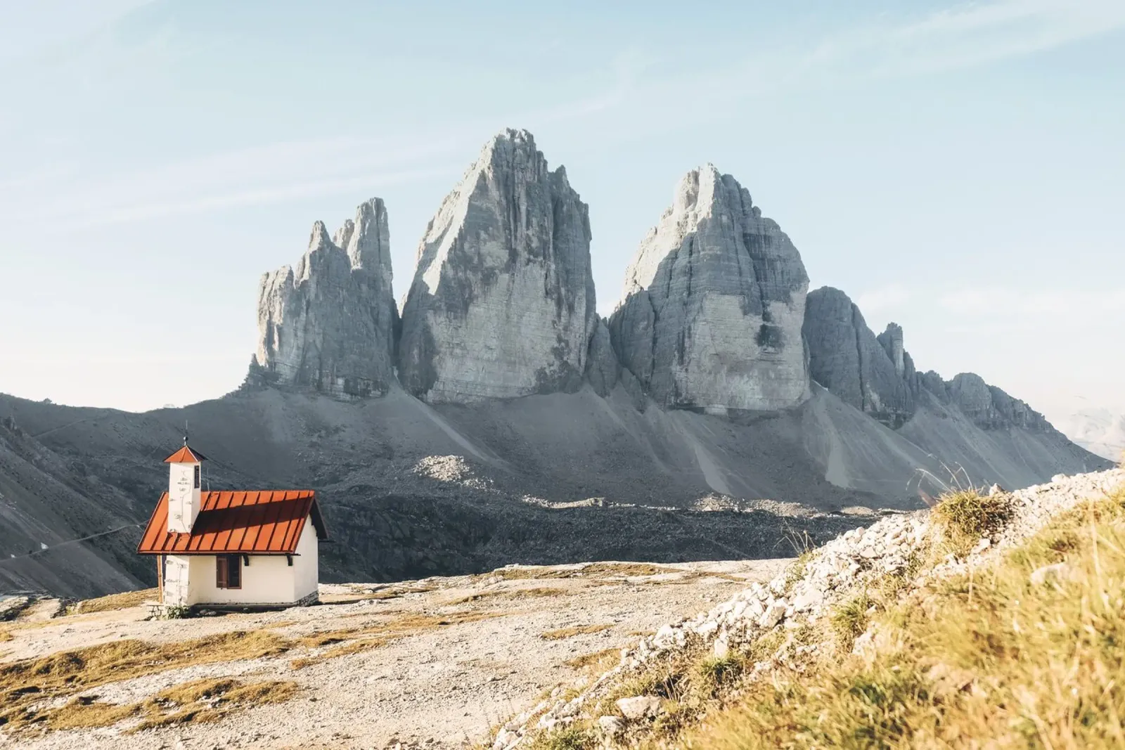 Dolomiti, Italia I Chiesa isolata e Tre Cime di Lavaredo poster con telaio in alluminio da Julie Travel Photography