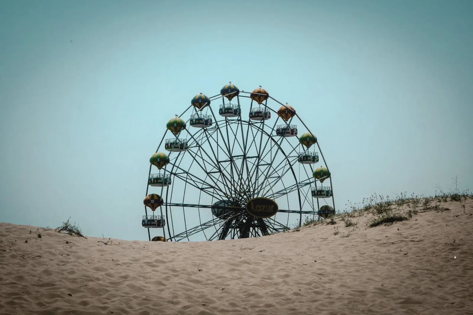 Wheel of Sand Poster mit Kunststoffrahmen von Framative