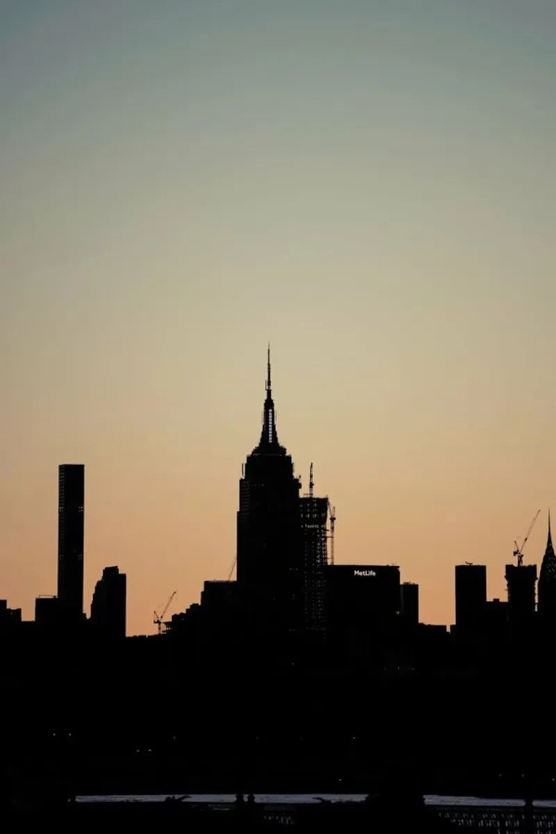 Empire State Silhouette poster con telaio in legno da Cordula Schaefer