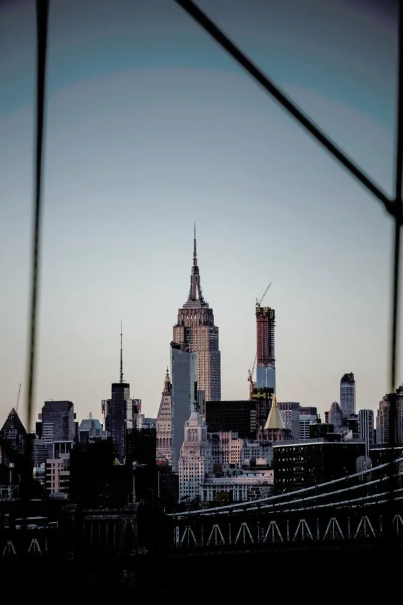 Manhattanites I poster con telaio in alluminio da Cordula Schaefer