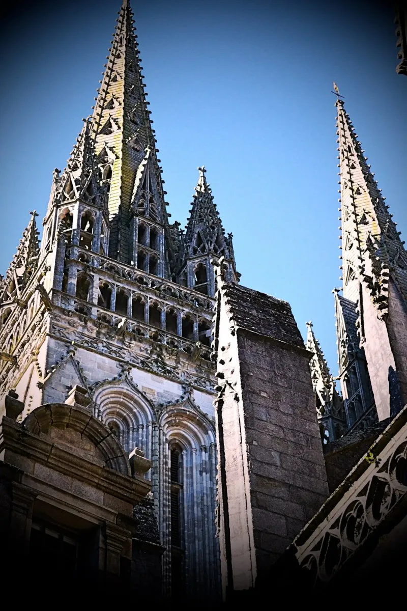 FAA259 QUIMPER, CATHEDRALE. pellicola backlit da Thierry vobmann photography